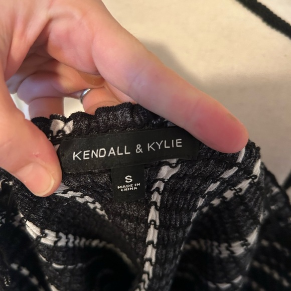 Kendall and Kylie black-and-white striped off the shoulder cropped short sleeve - Picture 4 of 4